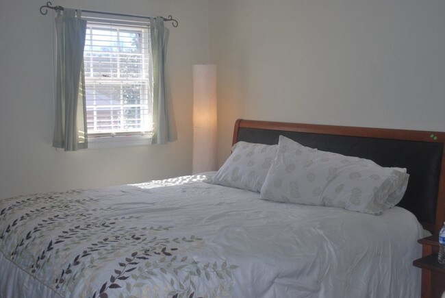 Building Photo - 5011 Sandpiper Dr