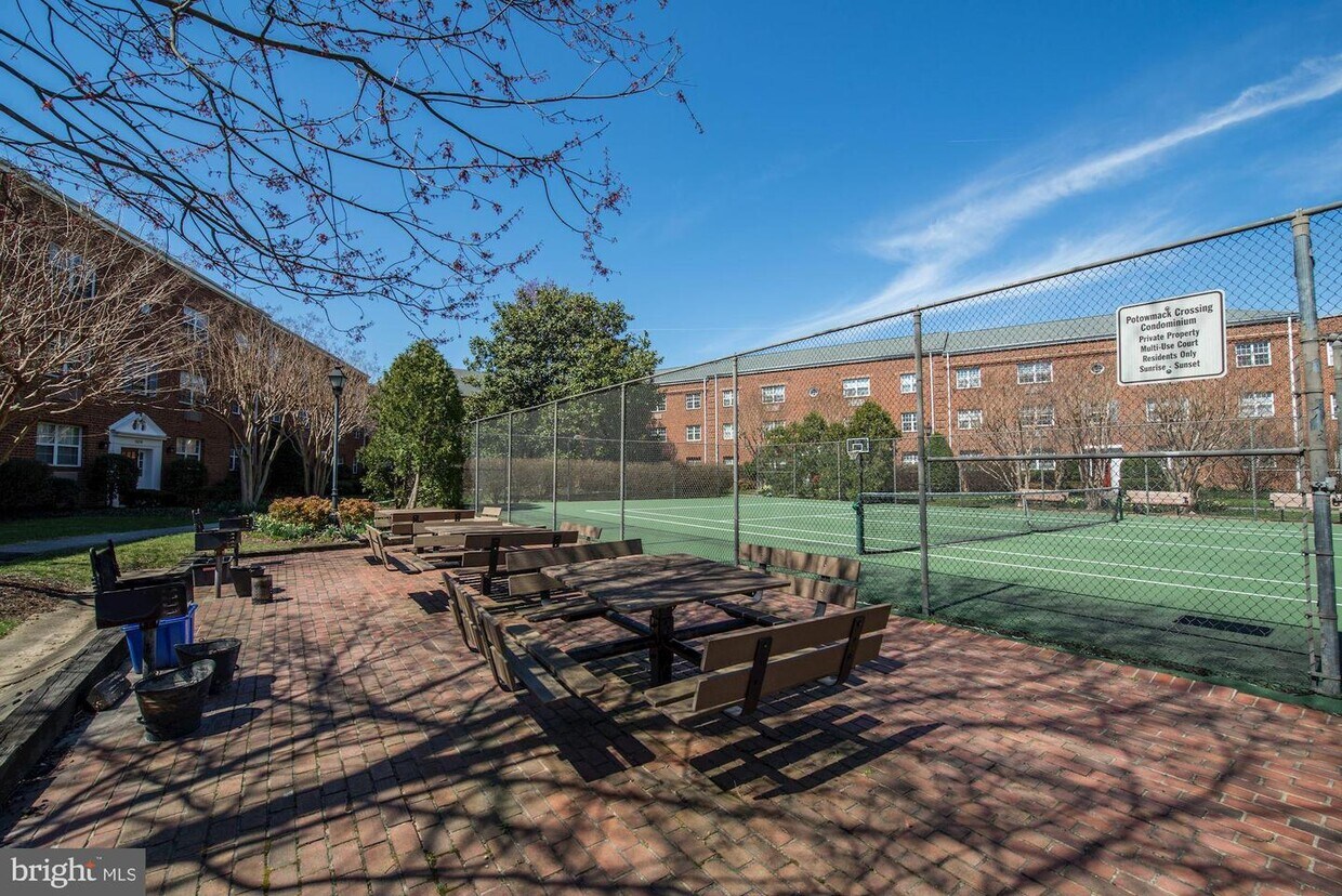 1628 W Abingdon Dr Unit 202, Alexandria, VA 22314 Condo for Rent in