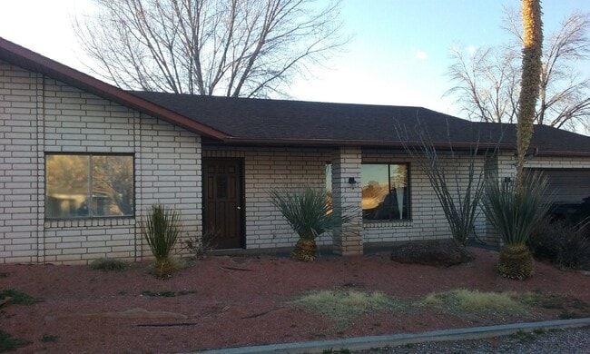 Building Photo - "Charming 3-Bed, 2-Bath Gem in St. George - Bloominton Hills  - Available March 2026
