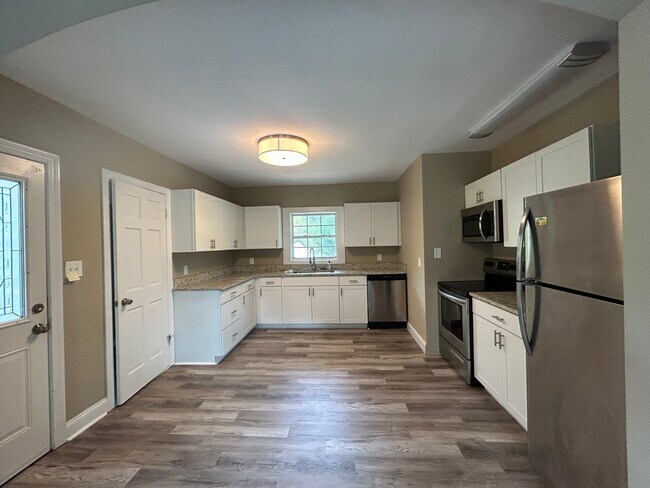 Building Photo - 365 Palmetto Rd - Privately Located on 1 A...