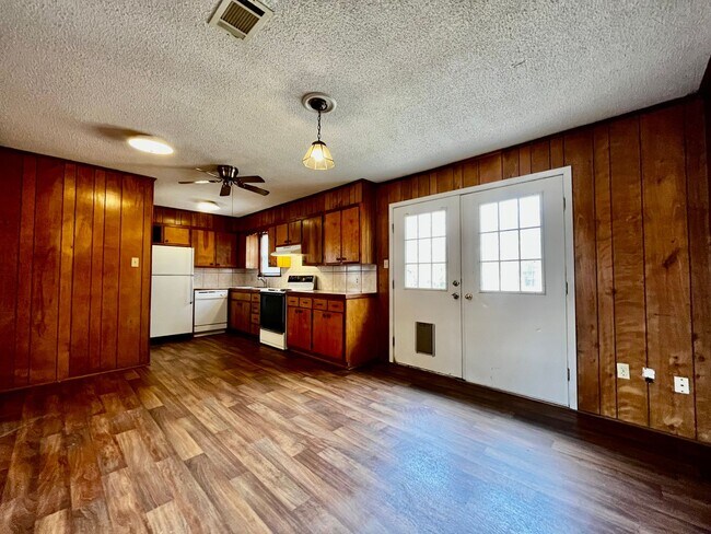 Building Photo - 120 Western Hills Dr
