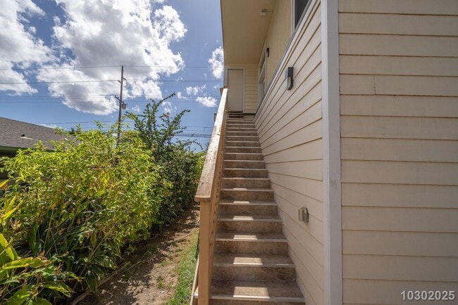 Building Photo - West Side Paradise – Stunning Fully Furnished 3-Bed, 2-Bath Upstairs Unit