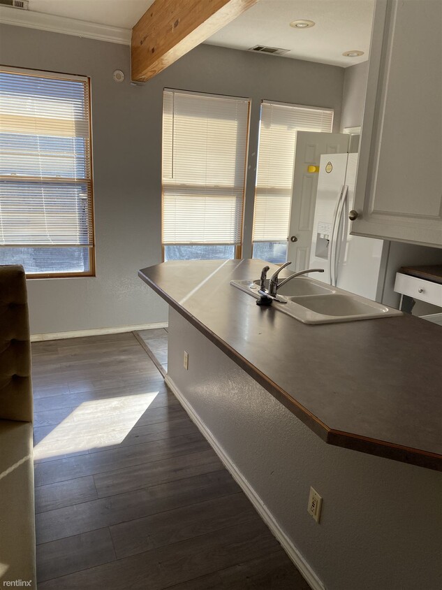 Building Photo - 2 br, 2 bath Condo - 4600 Gaston Avenue 7