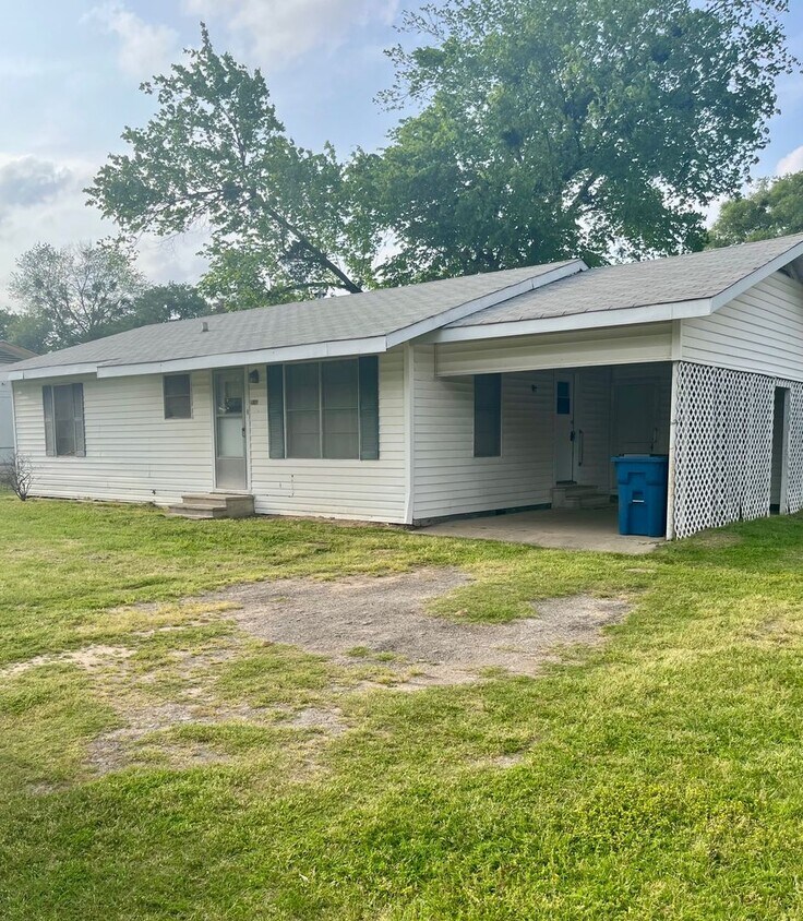 1302 W 13th St, Mount Pleasant, TX 75455 House Rental in Mount