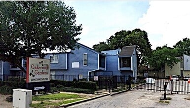 Building Photo - 5625 Antoine Dr