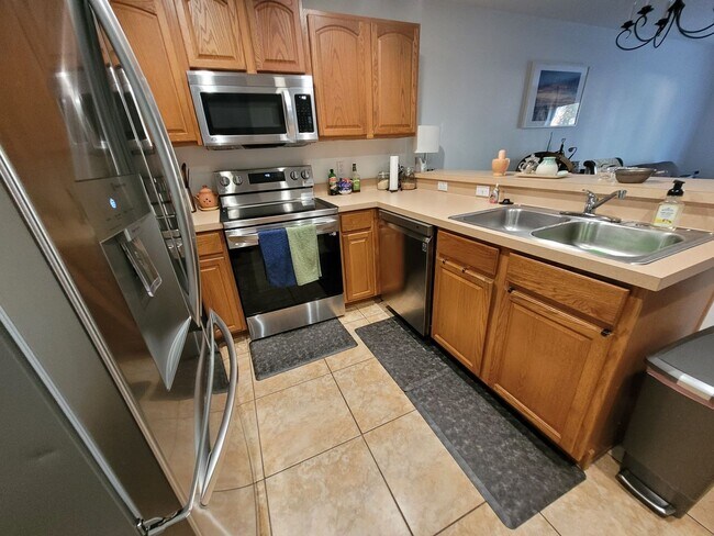 Building Photo - Beautiful 3bed 2.5 bath Townhome in the he...