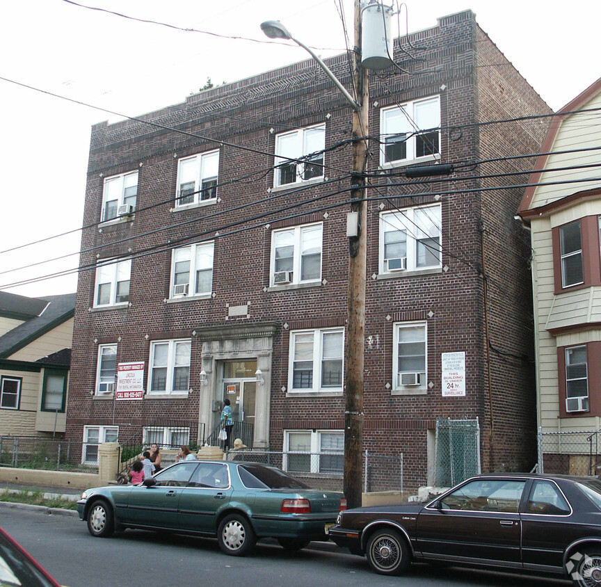 Primary Photo - 493-495 Stuyvesant Ave