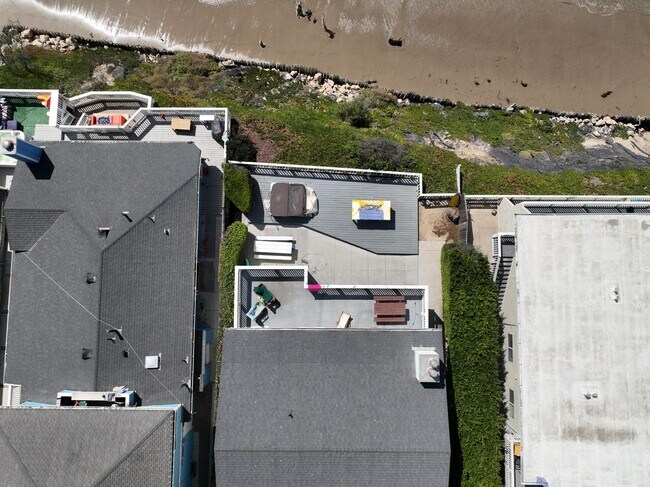 Building Photo - 6557 Del Playa Dr