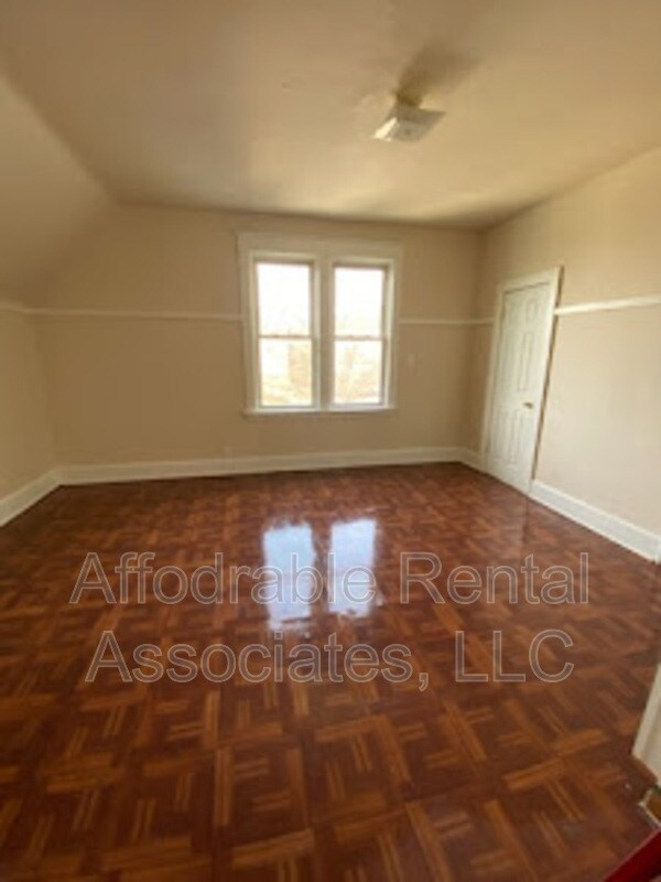 936 W Pierce St Unit Upper, Milwaukee, WI 53204 Condo for Rent in Milwaukee, WI