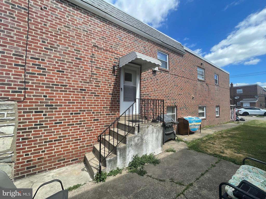 Primary Photo - 2331 Hoffnagle St