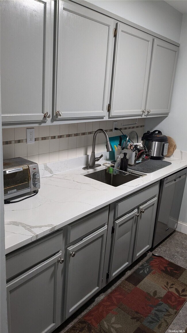 Foto del edificio - 81 Richmond Blvd