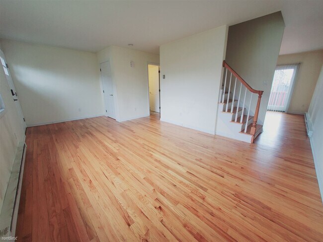 Building Photo - 3 br, 1.5 bath Townhome - 42 Mariners Ln