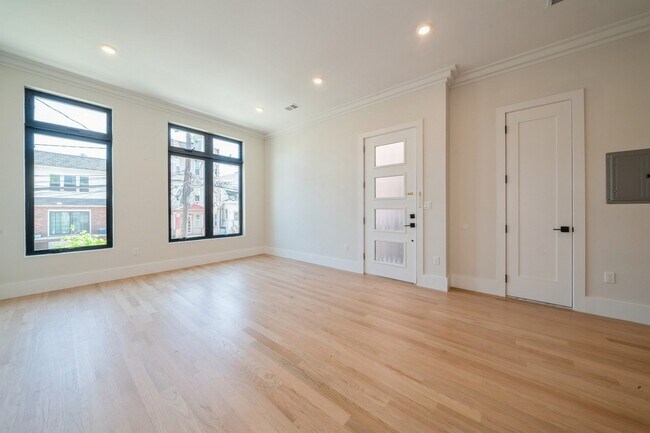 Building Photo - 203 Hutton St