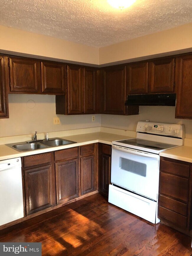 Building Photo - 12365 Quail Woods Dr