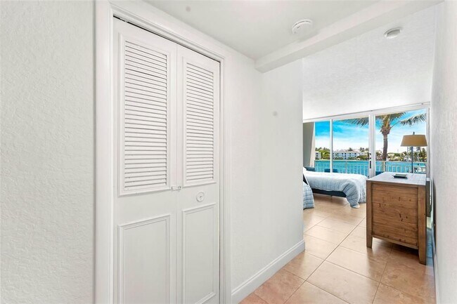 Building Photo - 2508 Bay Dr