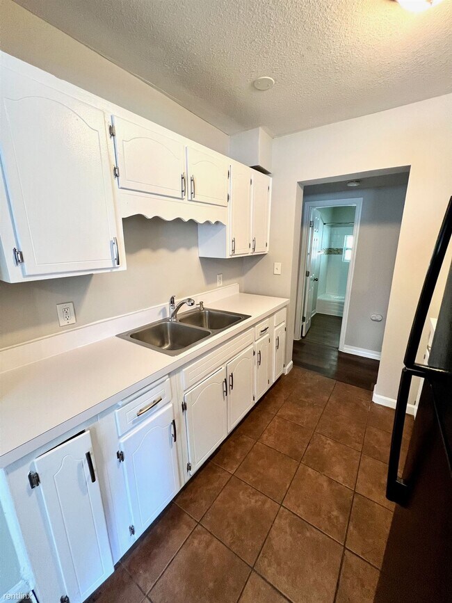 Building Photo - 4 br, 2 bath House - 2104 Evergreen Ave