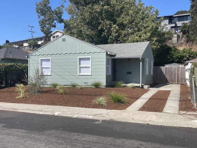 Building Photo - 3069 Rollingwood Dr