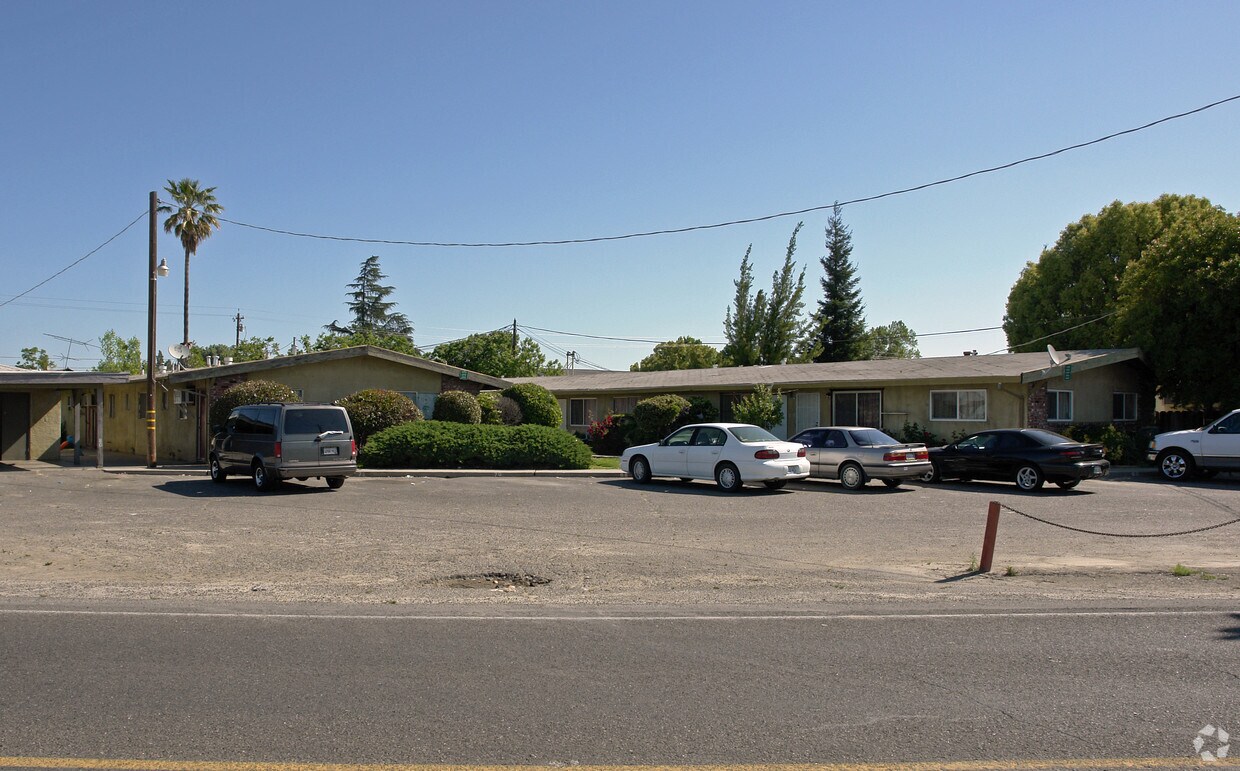 6960 N Santa Fe Dr, Winton, CA 95388 Apartments in Winton, CA