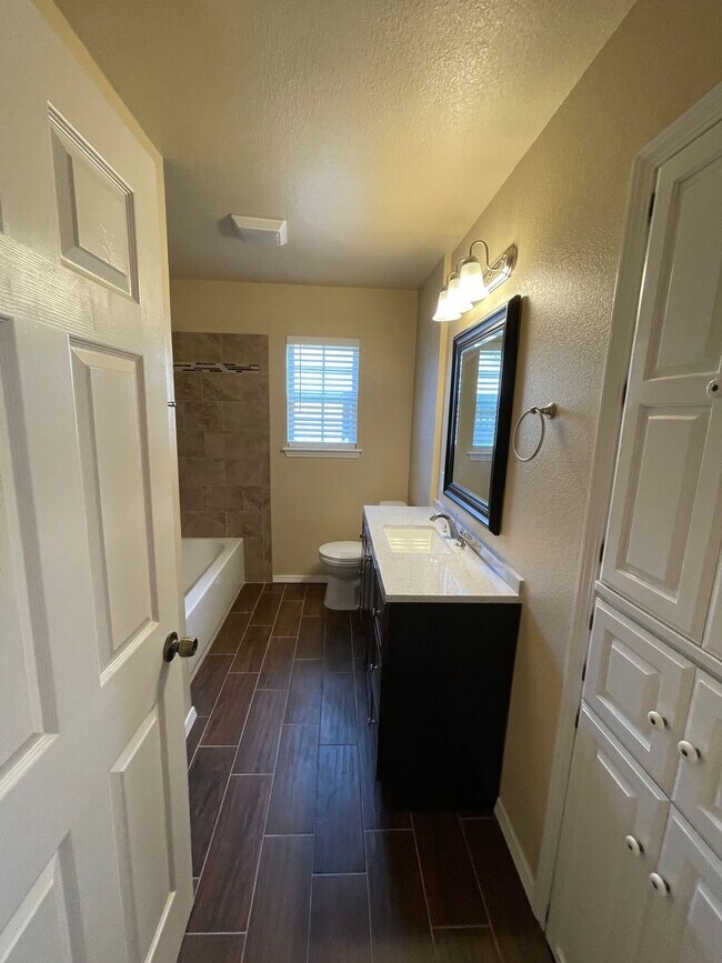 Building Photo - Spacious 4 Bedroom Home For Rent in Charle...