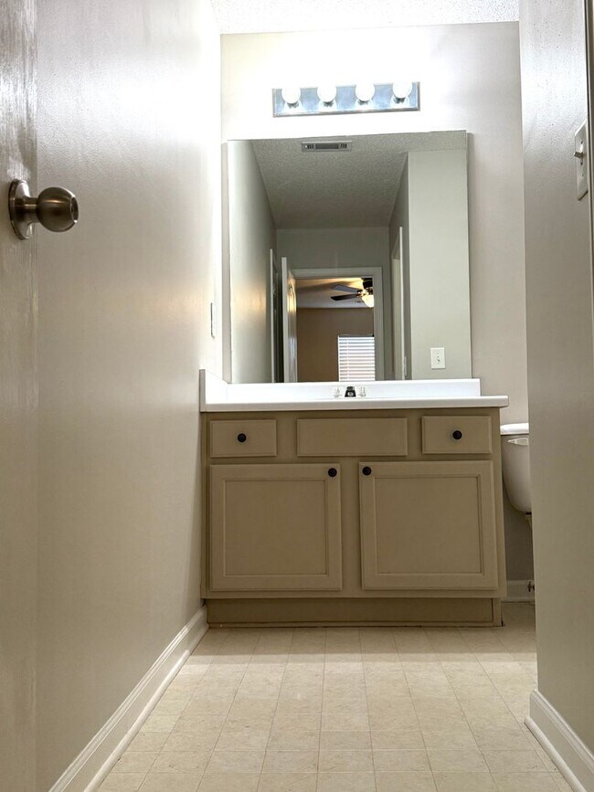Foto del edificio - Renovated  3 Bed 3.5 Bath Town Home