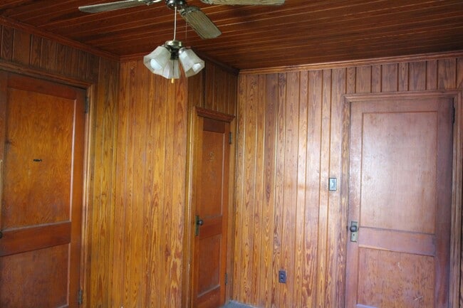 Building Photo - 803 Rosedale Ave