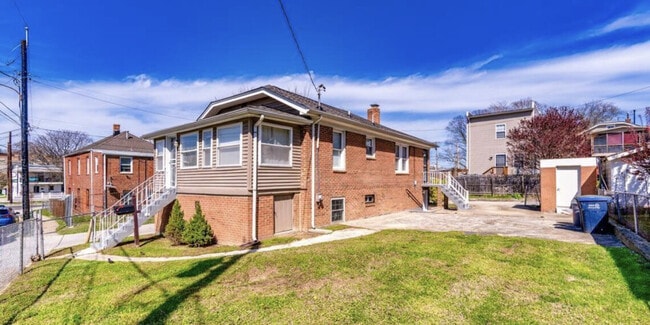 Photo - 609 49th Place NE House