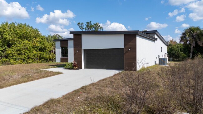 Foto del edificio - Brand New 3 Bedroom Canal Front Home for Rent in North Port