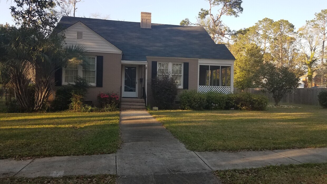 Foto principal - 817 W 1st Ave