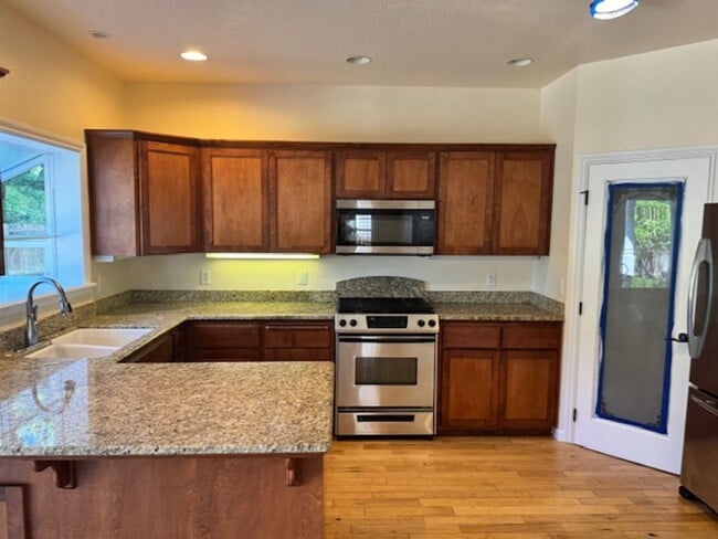Building Photo - NEW TO MARKET/ LARGE 2 STORY HOME ON PRIVA...