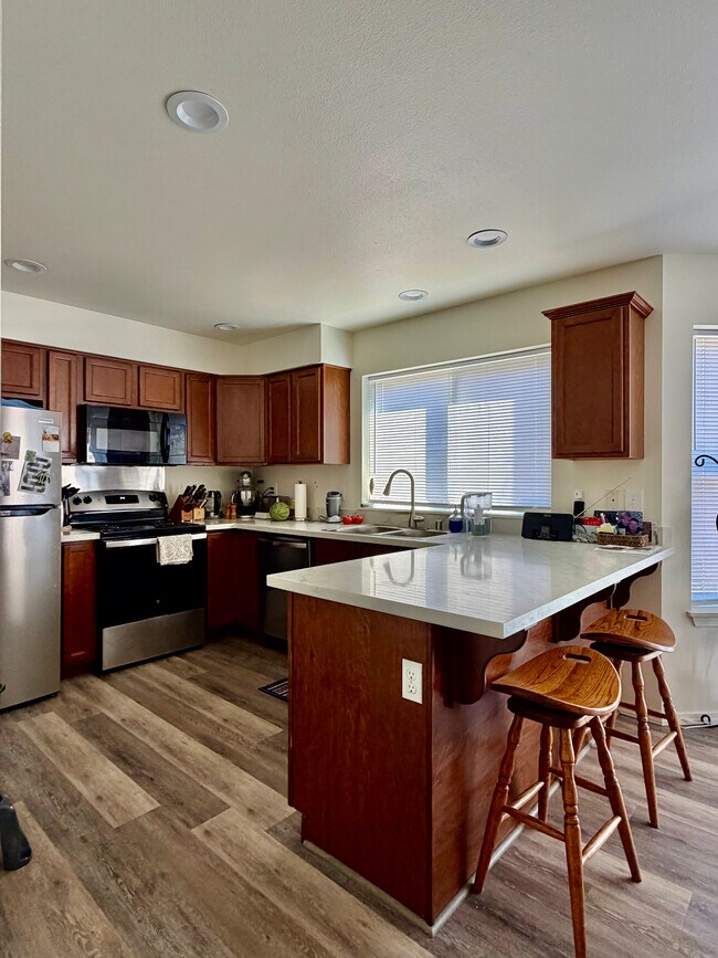 Amplia cocina con mucho espacio de almacenamiento y encimeras nuevas de granito. - 204 SW Moorea Ln