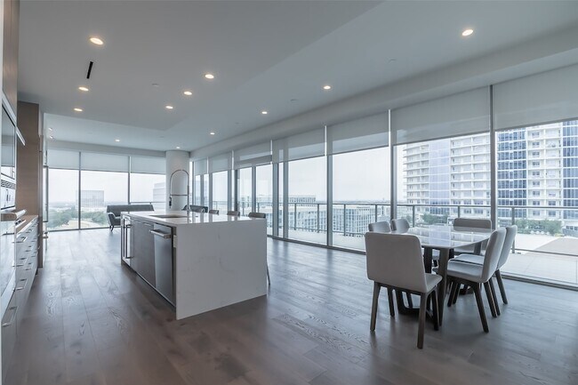 Foto del edificio - 7901 Windrose Ave.