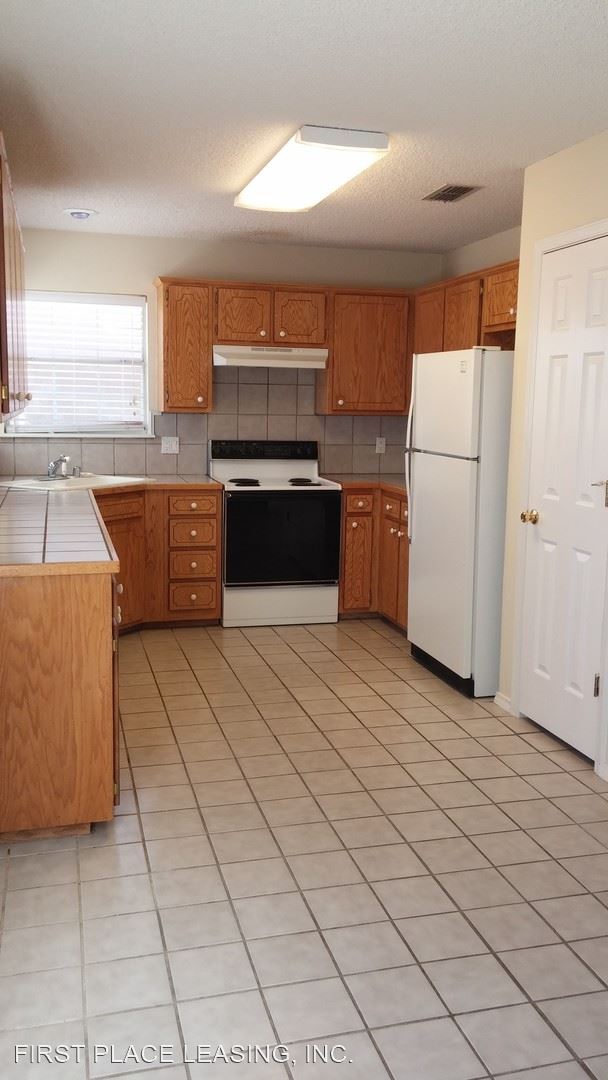 Building Photo - 3 br, 2 bath House - 124 Lockwood Dr.