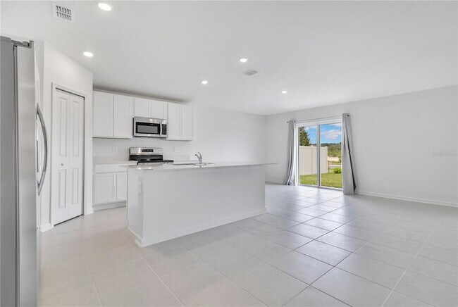 Building Photo - 2494 McKinley Dr