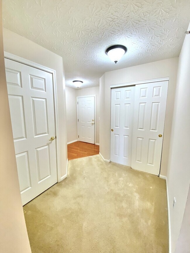 Building Photo - Conveniently Located Spacious Condo with E...