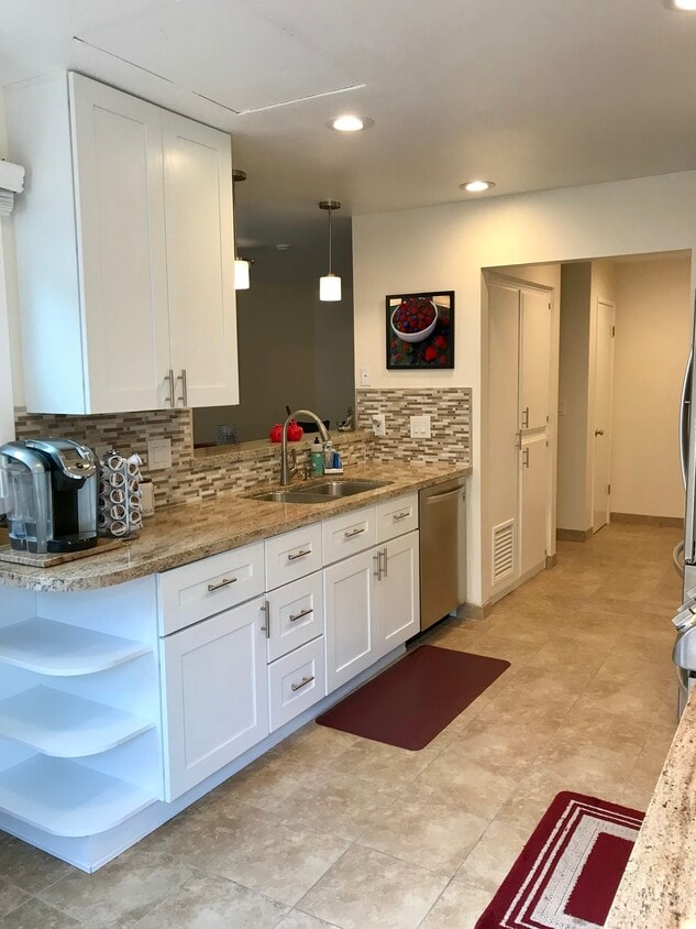 Kitchen - 1106 Oceanaire Dr