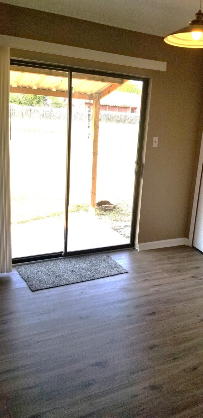 Building Photo - 3701 Daniels Dr