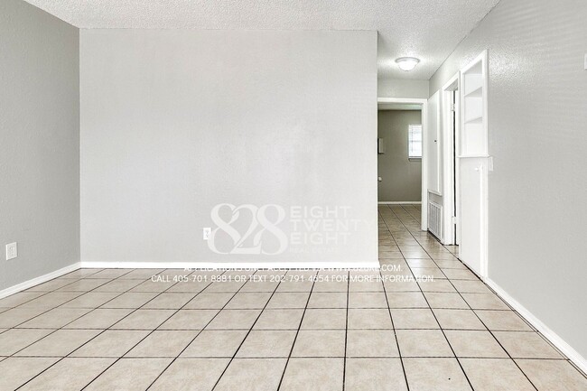 Building Photo - 2 Bed/1 Bath Triplex Home in Noble