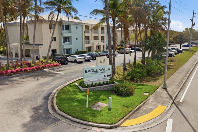 Bienvenidos a Eagle Walk. - Eagle Walk Off-Campus Student Housing
