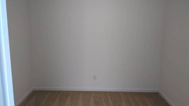 Building Photo - Great Home Close to University