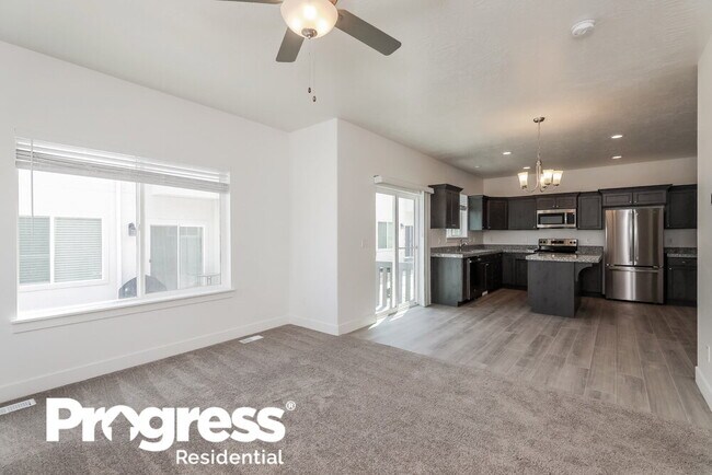 Building Photo - 4762 E Lk Cor Dr
