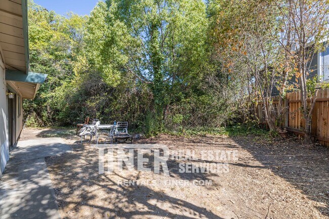 Building Photo - Carmichael 2 Bedroom Duplex