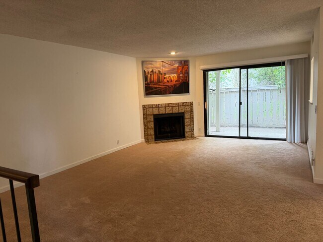 Foto del edificio - 1670 Sqft. 3 Bedroom, 2 Bath Gated Townhome for Rent in Citrus Heights.