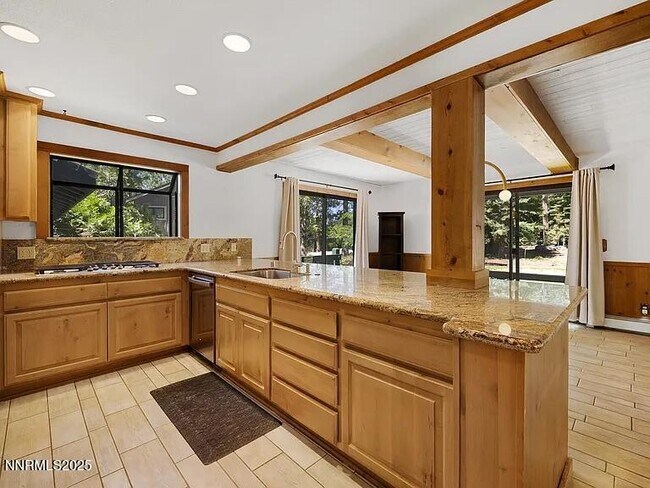 Building Photo - 445 Country Club Dr