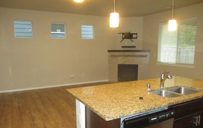 Building Photo - Beautiful 3 bed 2.5 bath home in South Hill Puyallup