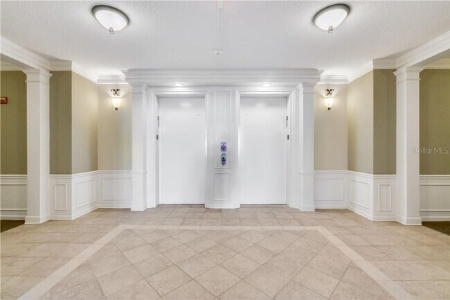 Foto del edificio - Beautiful WATERFRONT 3 bedrooms Condo located in MetroWest with ELEVATOR! Rare find!