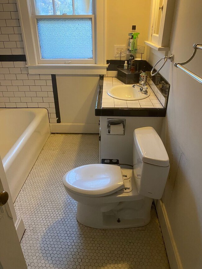 Foto del edificio - Duplex walking distance to Rockhurst University/UMKC