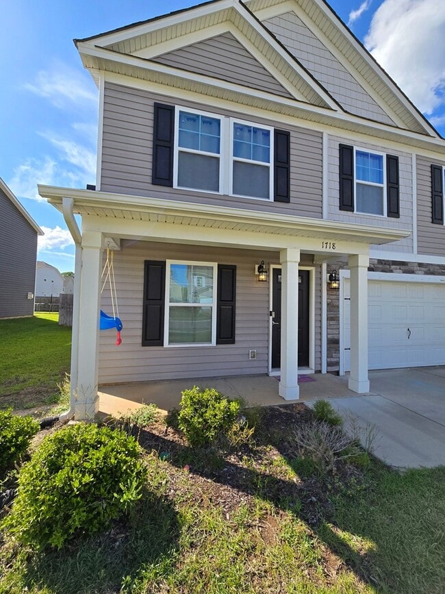 Building Photo - 1718 Smalls Dr