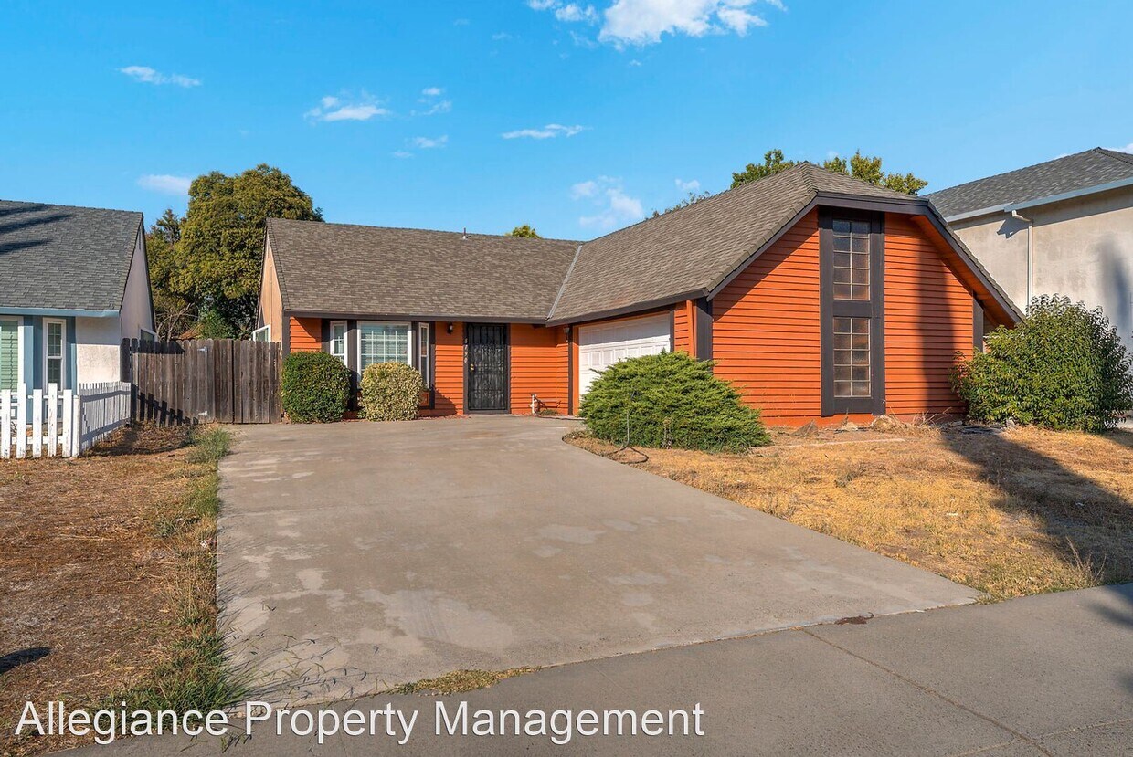 Foto principal - 3 br, 2 bath House - 8190 Gandy Dancer Way