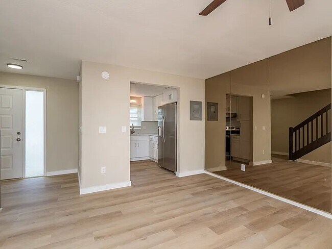 Foto del edificio - 2890 S Pines Dr