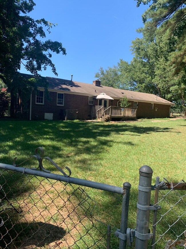 Foto del edificio - NE RALEIGH 3 BEDROOM BRICK RANCH HOME-
